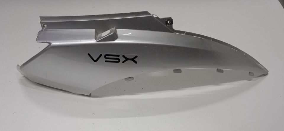 KOLTUK ALTI VSX YAZILI SAĞ GRENAJ-GÜMÜŞ (GRİ)