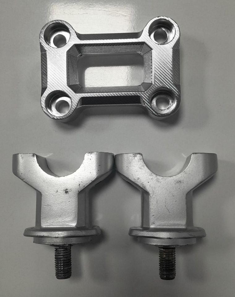 APX7: HANDLEBAR MOUNTING BRACKET SET